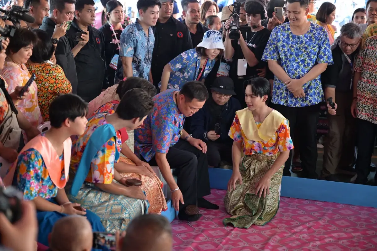 ‘อนุทิน’ ควงภริยาเปิดงาน ‘สงกรานต์พระประแดง’ ปล่อยนก ปล่อยปลา สืบอายุ