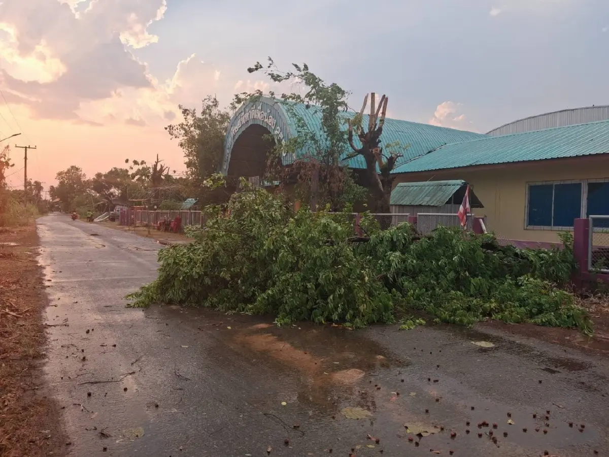 พายุฤดูร้อนถล่ม บ้านเรือนเสียหาย 50 หลัง เร่งสำรวจช่วยเหลือด่วน