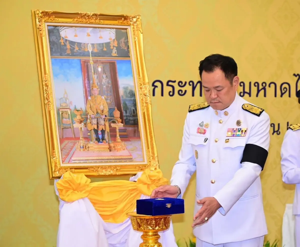 “อนุทิน” เป็นประธานพิธีรับพระราชทานเครื่องราชอิสริยาภรณ์ ชั้นสายสะพาย กระทรวงมหาดไทย