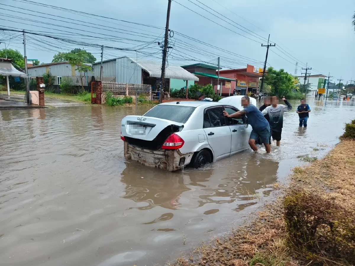 ด่วน! กาฬสินธุ์น้ำท่วมหนักมาก พายุฤดูร้อนถล่ม น้ำสูงเกือบมิดล้อ