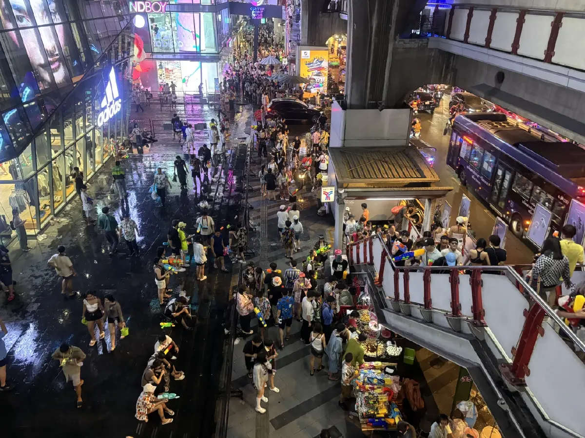 สถิติคนขึ้นรถไฟฟ้า สงกรานต์ 2569 พุ่ง 11% เล่นน้ำสีลม สยาม ไอคอนสยาม