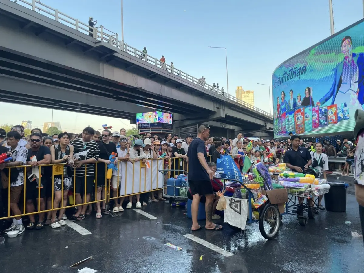 สีลมแตก! เขตบางรักปิดชั่วคราว เหตุคนล้น ล่าสุด เปิดให้เข้าแล้ว