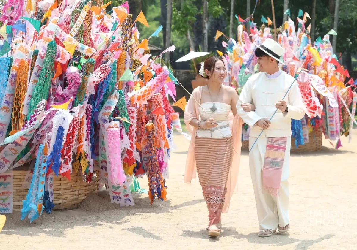 ควันหลงสงกรานต์ แห่แต่งชุดล้านนาถ่ายรูป 'วัดต้นเกว๋น' เชียงใหม่ ตามรอยละครดัง