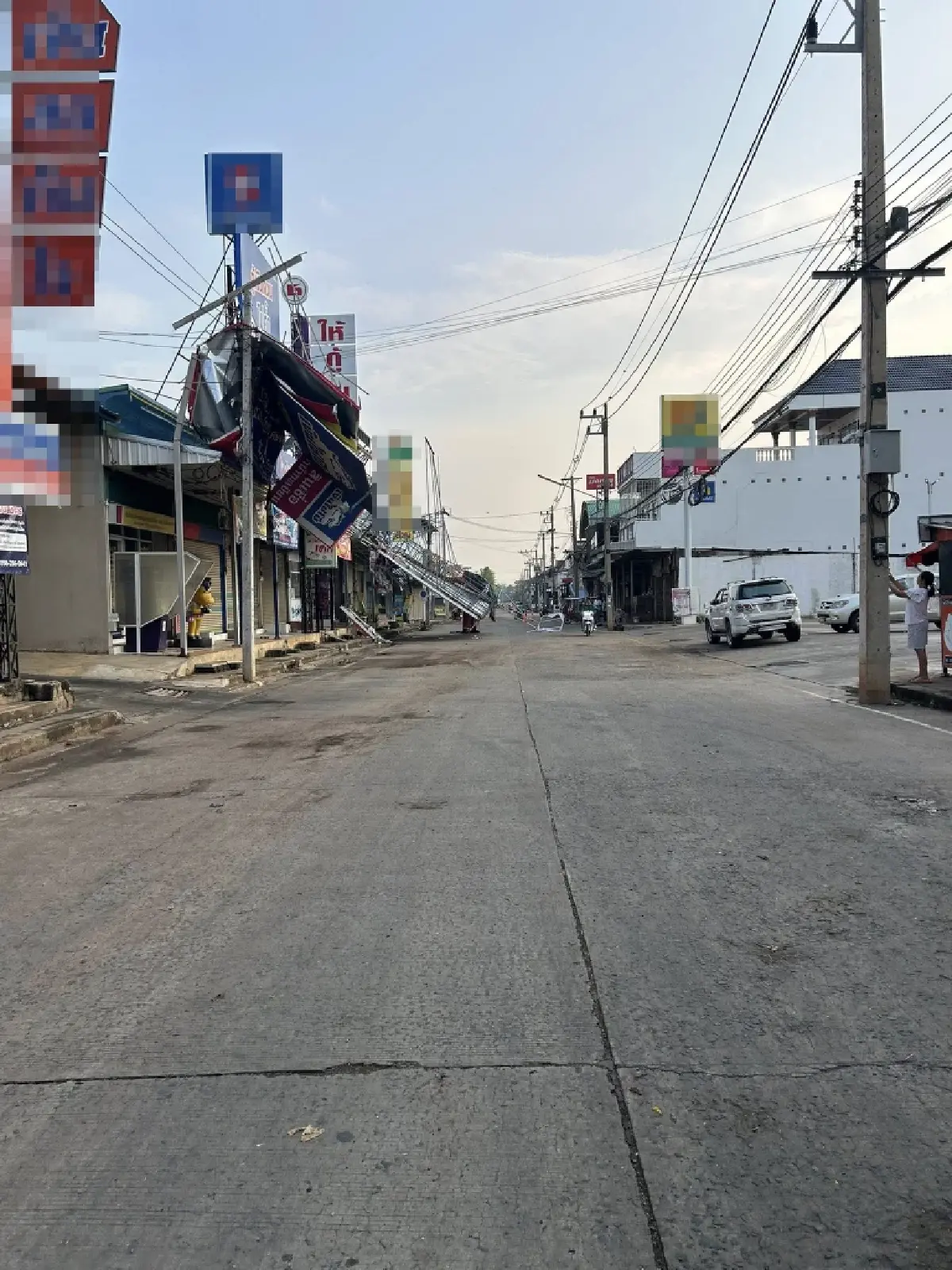 พายุฤดูร้อน พัดเข้าอีสาน ถล่มหนองกี่ ป้ายใหญ่ ทับถนนสี่แยก