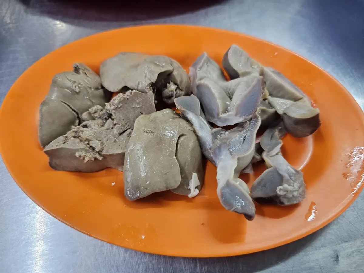 ‘มงคลวัฒนาข้าวมันไก่’  เจ้าเก่าสะพานควาย ไก่นุ่ม น้ำจิ้มรสเด็ด