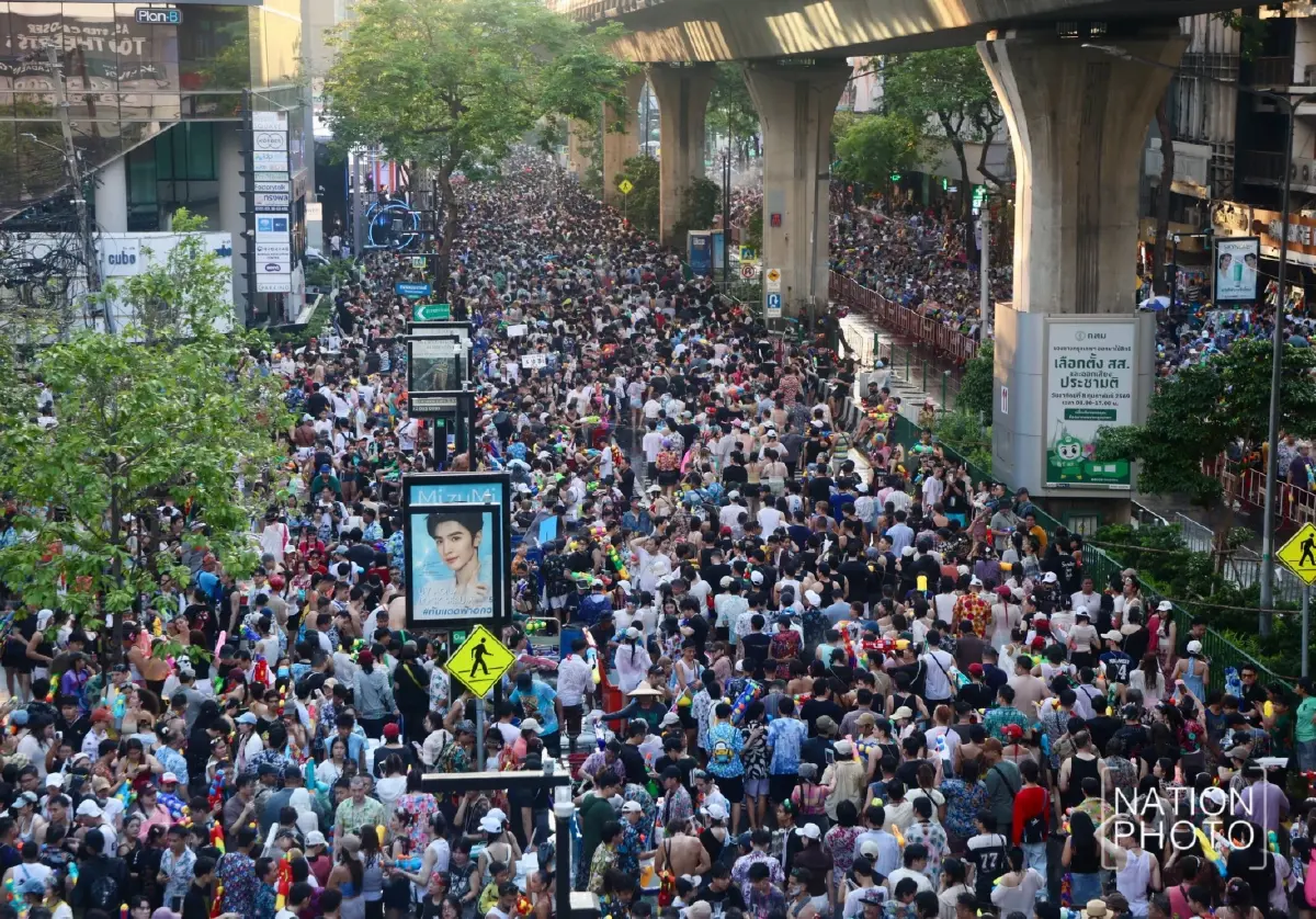 ประมวลภาพ สงกรานต์สีลม 2569 วันสุดท้าย คนไทย-ต่างชาติแห่เล่นน้ำทะลุ 2 แสนคน