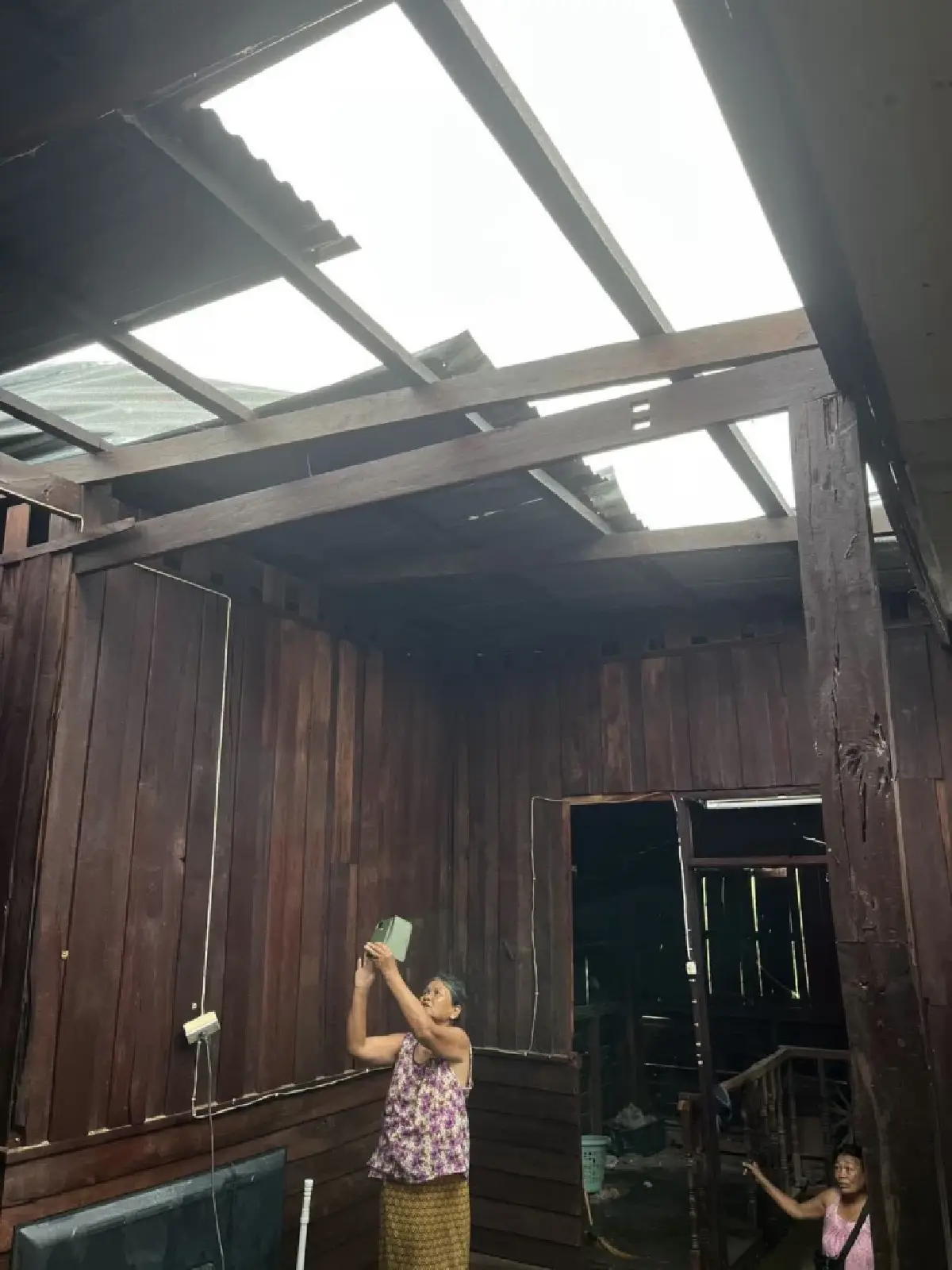 เร่งด่วนเงินเยียวยา 1 แสนบาท พายุฤดูร้อน ลมแรงถล่มบ้านเรือน เช็กเลย