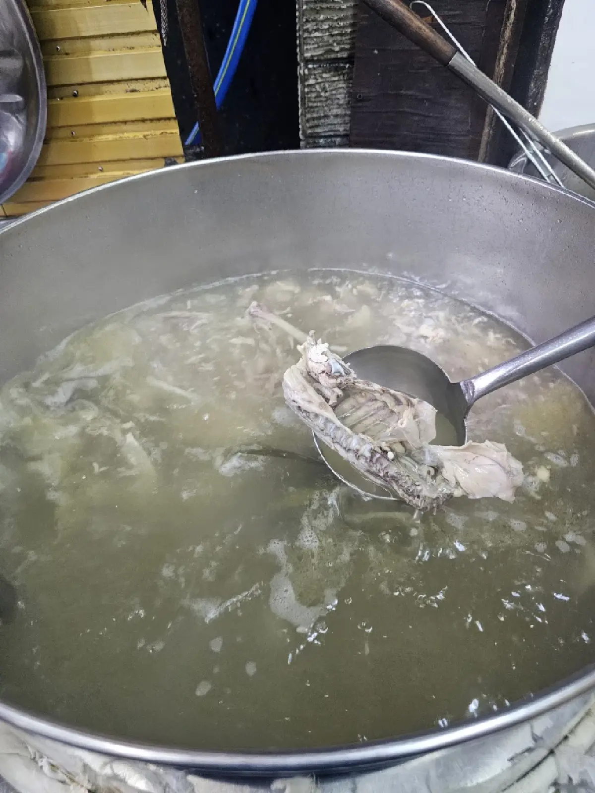 ‘มงคลวัฒนาข้าวมันไก่’  เจ้าเก่าสะพานควาย ไก่นุ่ม น้ำจิ้มรสเด็ด