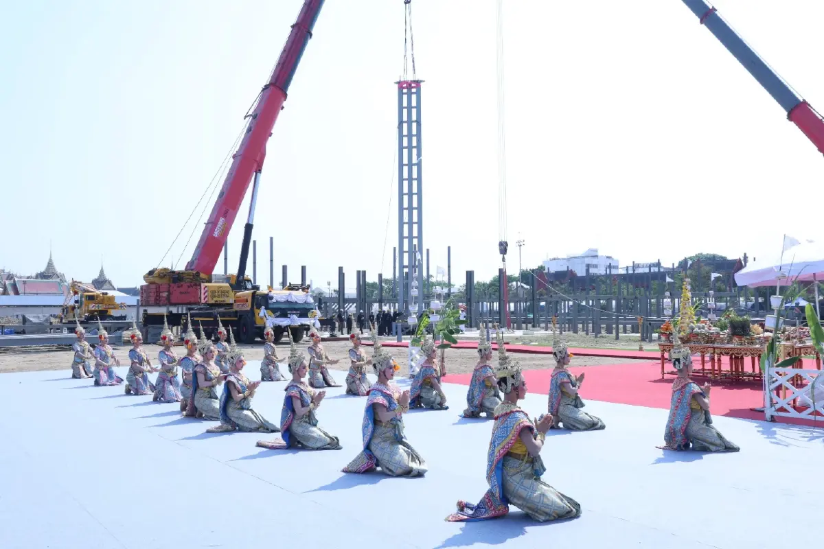 กรมสมเด็จพระเทพฯ ทรงประกอบพิธียกเสาพระเมรุมาศ ในการพระราชพิธีถวายพระเพลิงพระบรมศพฯ