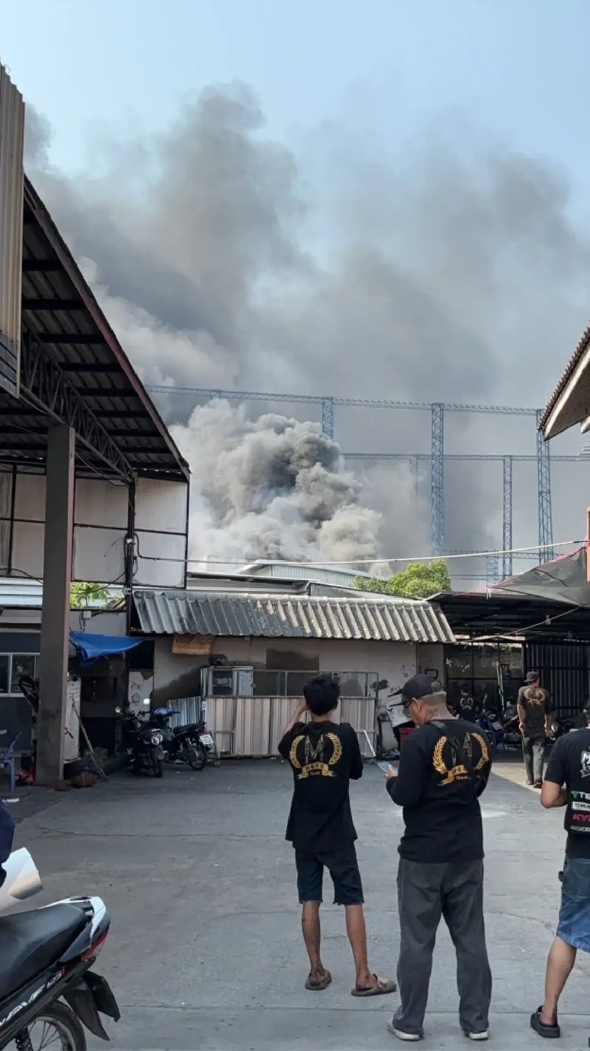 ไฟไหม้โกดังเก็บสินค้า รามอินทรา 107 เร่งคุมเพลิง ยันไร้ผู้บาดเจ็บ