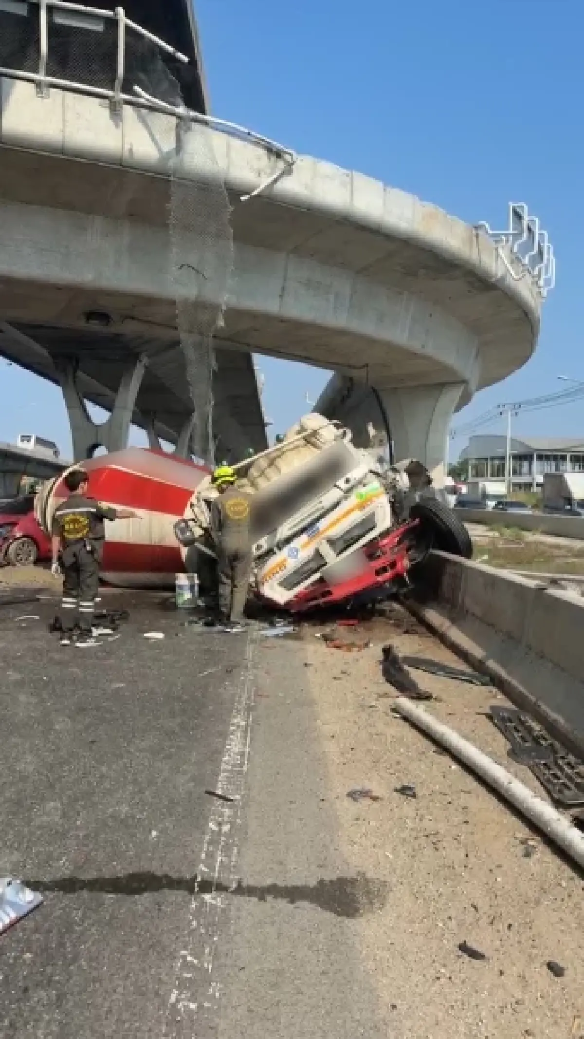 อุบัติเหตุ วันนี้ รถโม่ปูนตกสะพาน ถนนเทพรัตน กม.32 จนท.เร่งช่วยผู้บาดเจ็บ