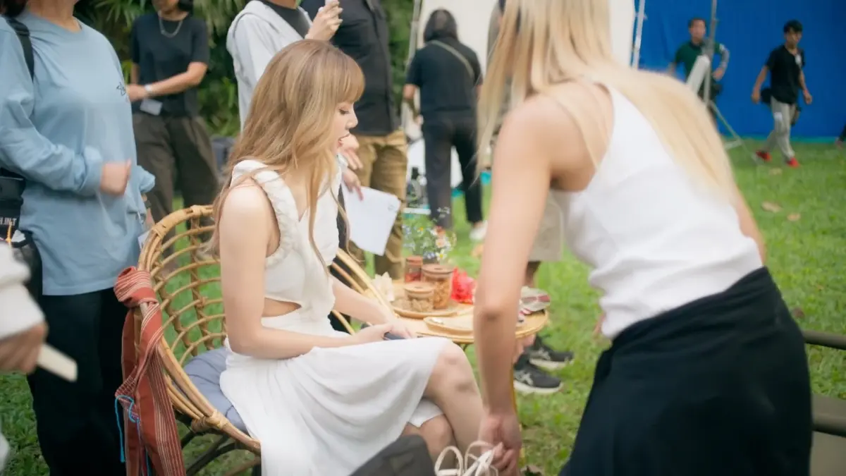 เปิดเบื้องหลังลุคแฟชั่น 'LISA x ททท.' ให้วิถีไทยเฉิดฉายบนเวทีโลก