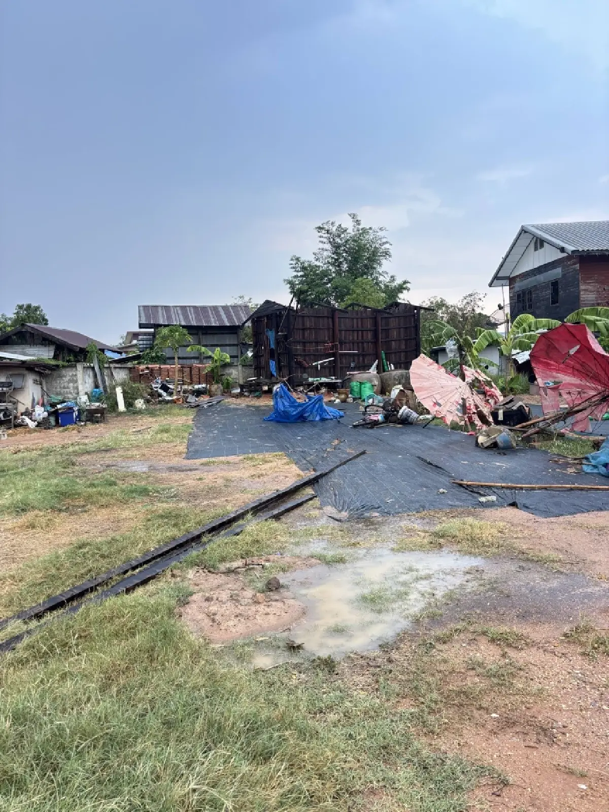 เริ่มแล้วพายุเข้าชัยภูมิ พายุฤดูร้อนถล่มบ้านค่าย สังกะสีปลิว