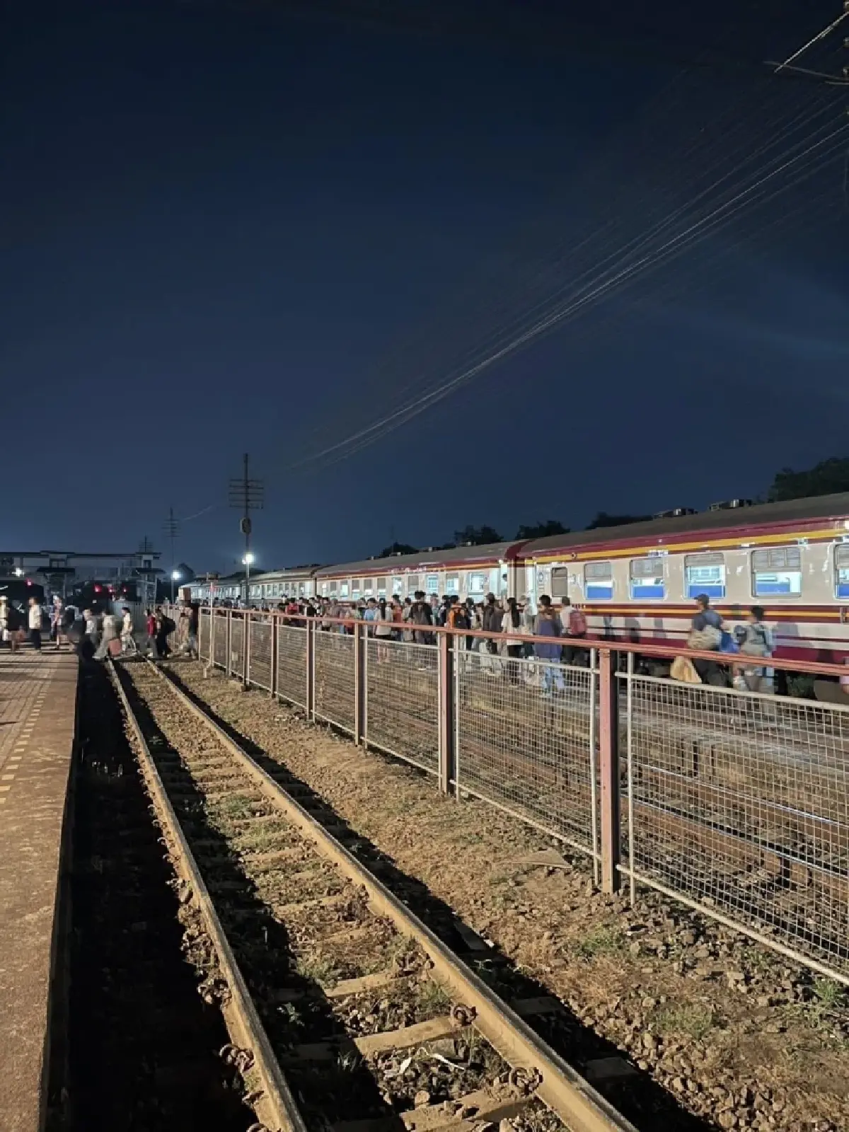 'สถานีรถไฟโคราช' เปิดวิ่งรถตามปกติแล้ว หลังพายุถล่มหลังคาพัง
