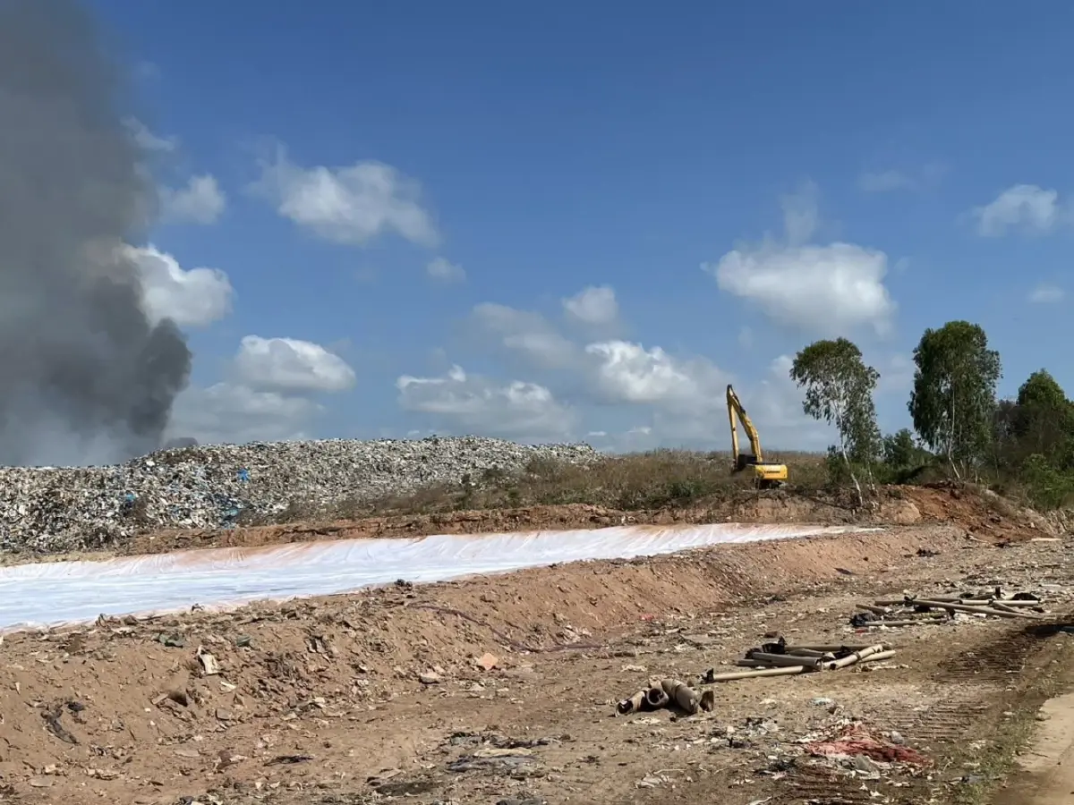 ไฟไหม้บ่อขยะเกาะแต้ว สงขลา ล่าสุดคุมได้ในวงจำกัด ระดมฉีดน้ำต่อเนื่องสกัดควัน