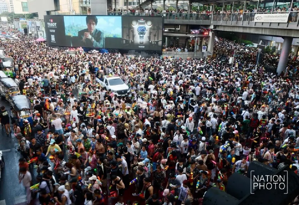 ประมวลภาพ สงกรานต์สีลม 2569 วันสุดท้าย คนไทย-ต่างชาติแห่เล่นน้ำทะลุ 2 แสนคน