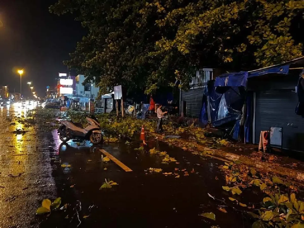 พายุฤดูร้อนถล่ม ฝนลมแรงบ้านเรือนพังหลายอำเภอ สั่งด่วนเร่งช่วย
