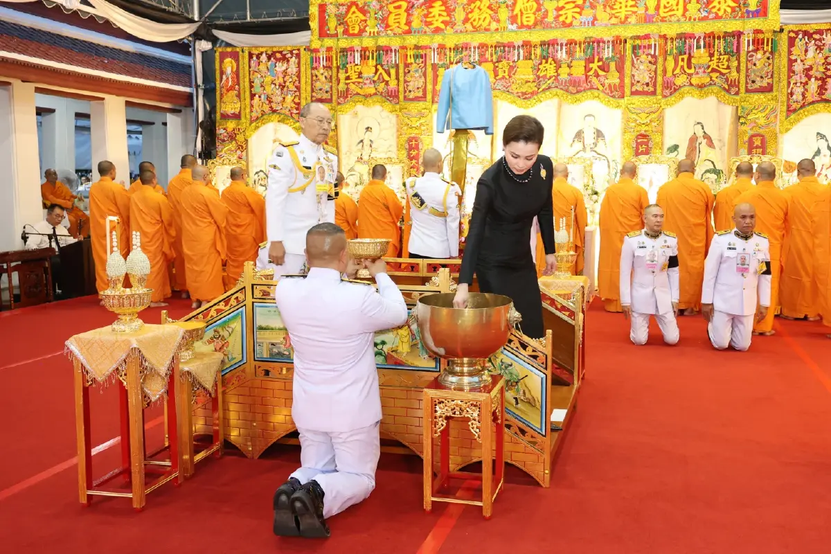 ในหลวง-พระราชินี เสด็จฯ ไปในพิธีบำเพ็ญกุศลทักษิณานุปทาน (กงเต็ก) ถวายพระบรมศพฯ