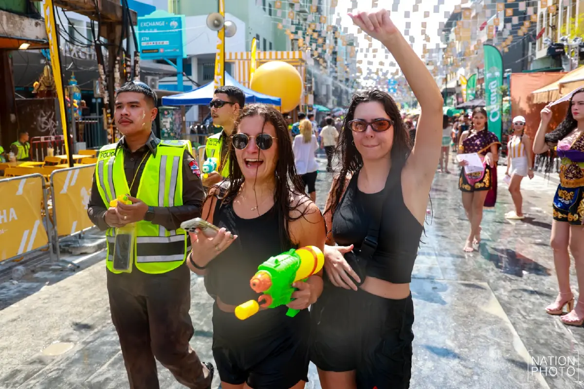 คึกคัก 'สงกรานต์ข้าวสาร' วันสุดท้าย นักท่องเที่ยวแห่เล่นน้ำแน่น