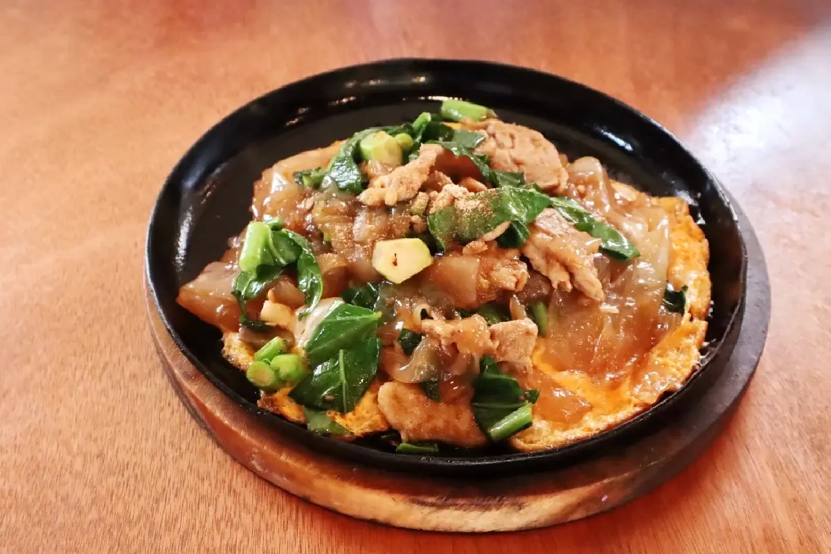 ‘เฮ้าย่งเซ้ง’ คาเฟ่ในโรงงานซีอิ๊ว 120 ปี ริมคลองบางหลวง