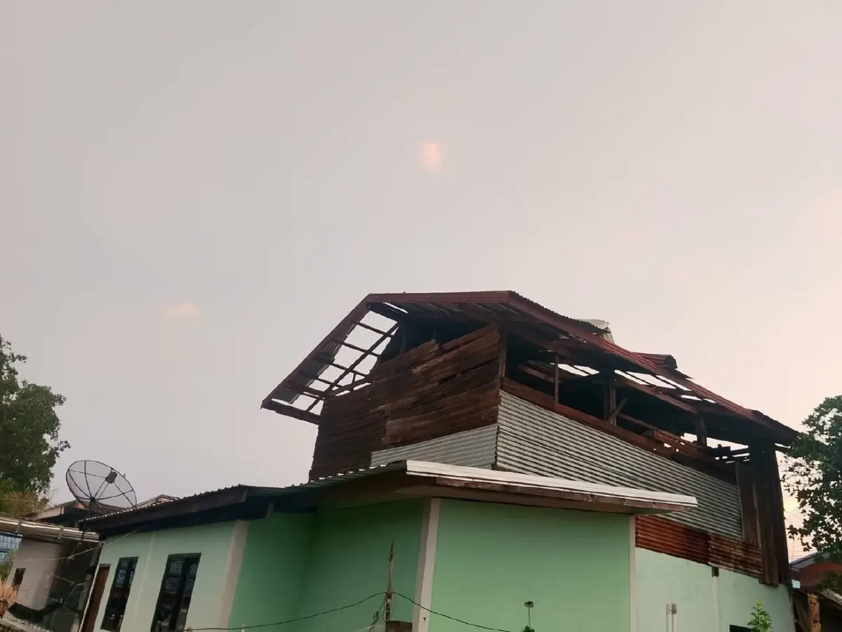 พายุฤดูร้อนถล่ม บ้านเรือนเสียหาย 50 หลัง เร่งสำรวจช่วยเหลือด่วน