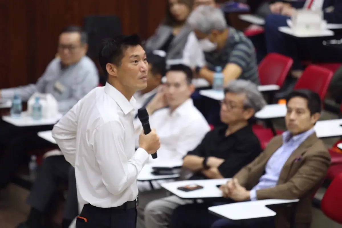 'ธนาธร-สิริพงศ์' ถกเสวนา มธ.หนุนกระจายอำนาจ ดันเลือกตั้งผู้ว่าฯ