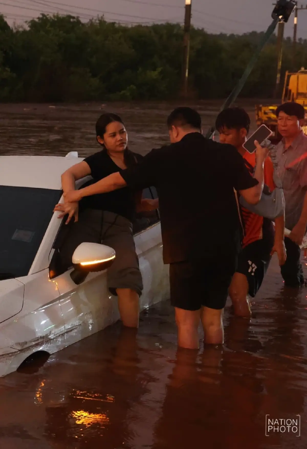 พายุถล่มไทรโยค น้ำป่าทะลักท่วมถนน 323 รถจมกลางกระแสน้ำ จราจรติดขัด