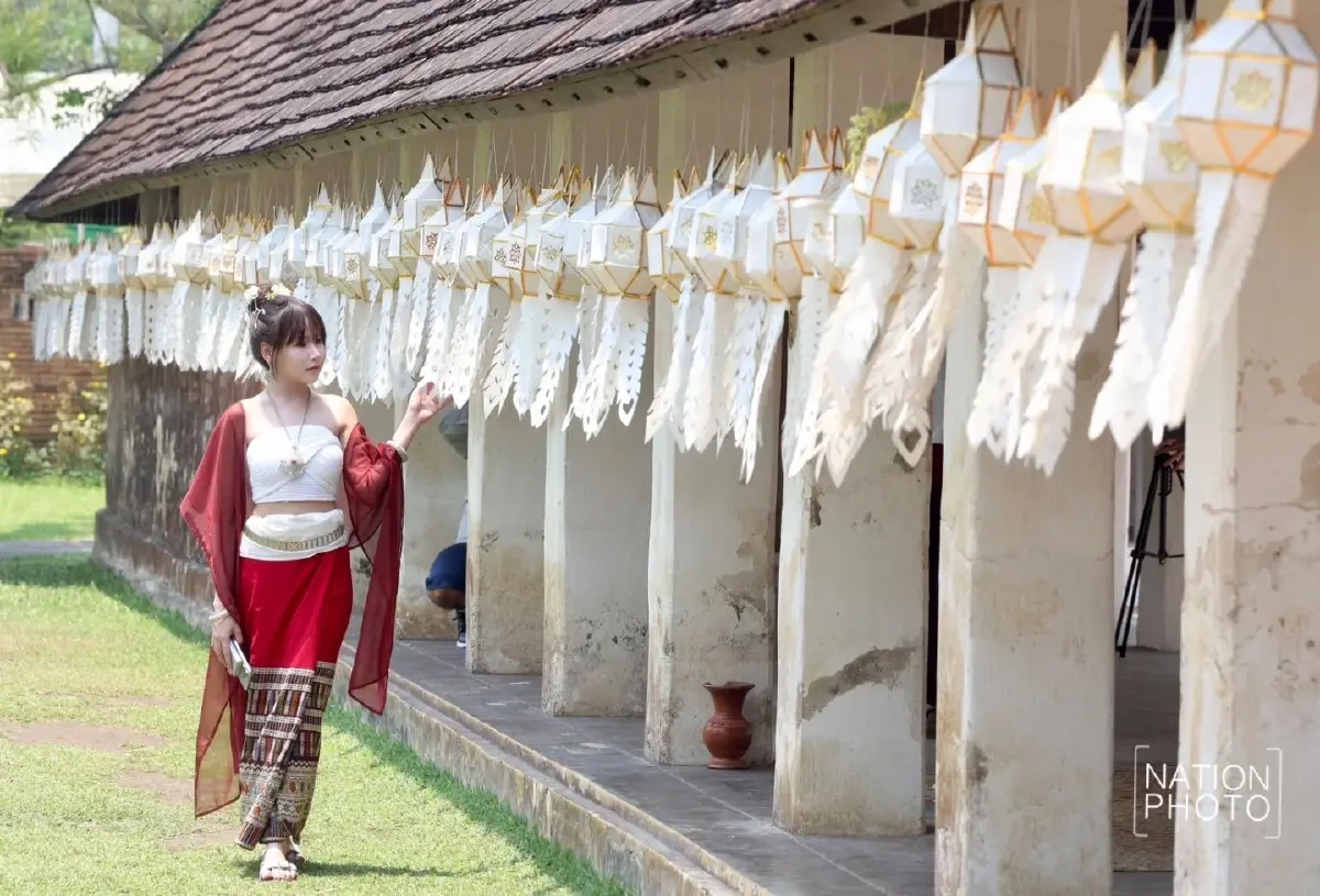 ควันหลงสงกรานต์ แห่แต่งชุดล้านนาถ่ายรูป 'วัดต้นเกว๋น' เชียงใหม่ ตามรอยละครดัง