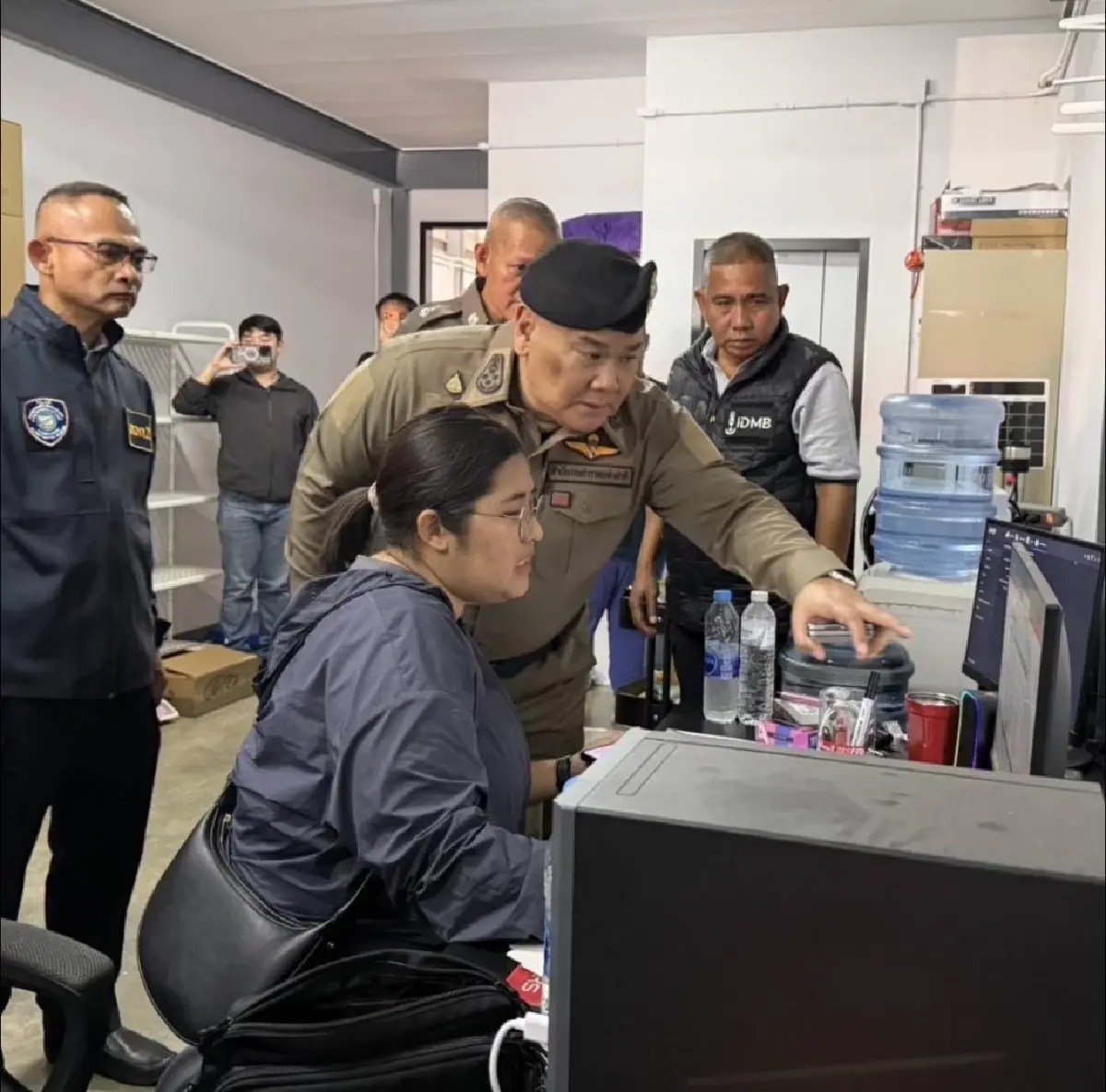 ยึดของกลาง 200 ล้าน ทลายโกดังบุหรี่ไฟฟ้า จับ 7 ล่าตัวการฟอกเงิน