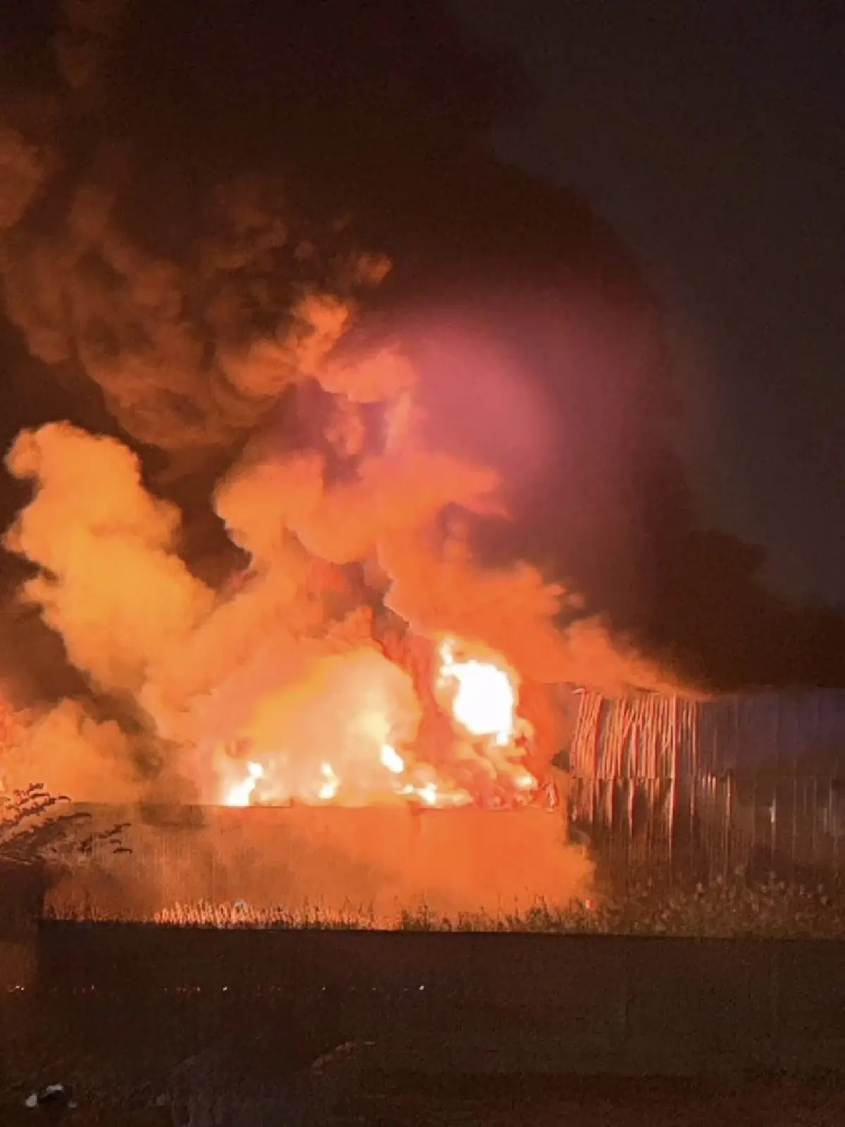 ไฟไหม้โรงงานย่านบางพลี กลุ่มควันพุ่งเหนือฟ้า จนท.รุดคุมสถานการณ์