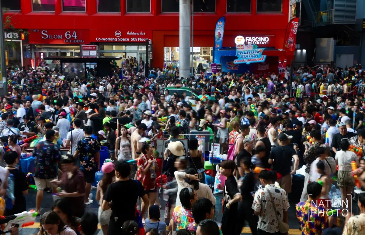 ประมวลภาพ สงกรานต์สีลม 2569 วันสุดท้าย คนไทย-ต่างชาติแห่เล่นน้ำทะลุ 2 แสนคน