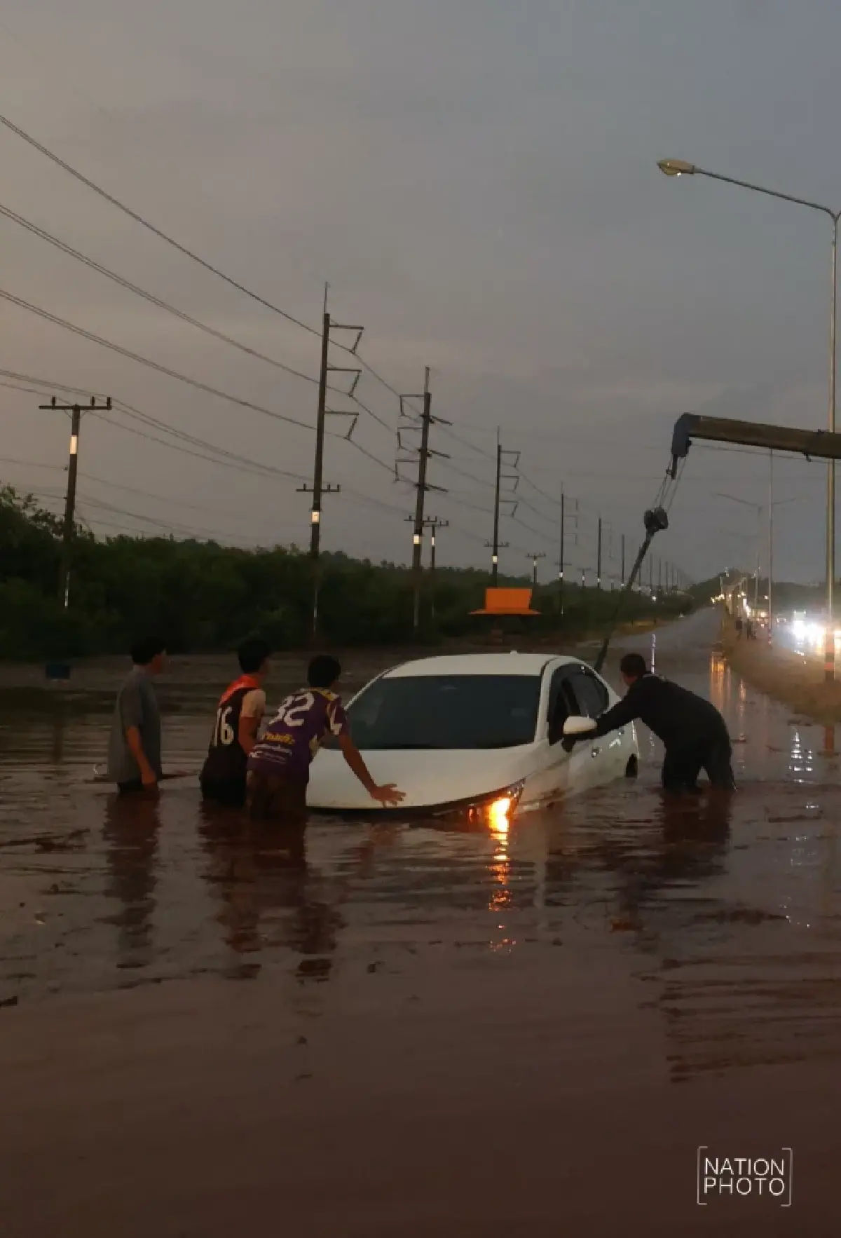 พายุถล่มไทรโยค น้ำป่าทะลักท่วมถนน 323 รถจมกลางกระแสน้ำ จราจรติดขัด