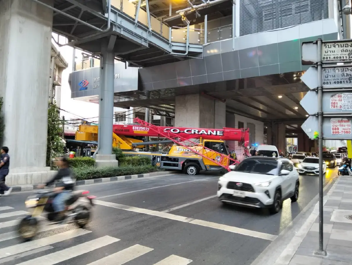 เลี่ยงด่วน รถติดมาก รถบรรทุกกับรถเครน ชนกัน กลางแยกลาดพร้าว 101