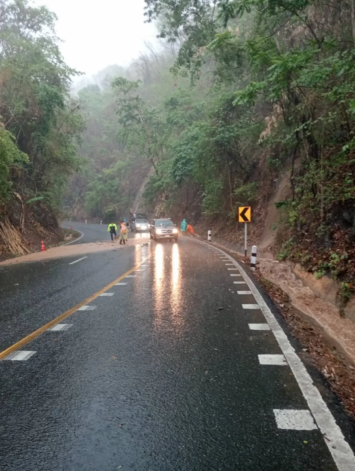 พิษพายุฤดูร้อน เพชรบูรณ์ฝนตกหนัก เจอน้ำป่า หินร่วง ทล.12 หล่มสัก