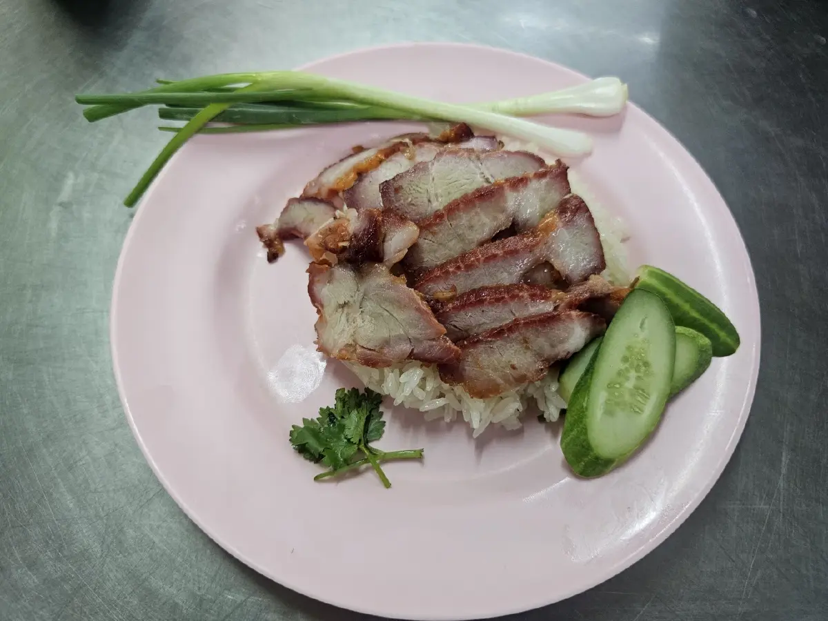 ‘มงคลวัฒนาข้าวมันไก่’  เจ้าเก่าสะพานควาย ไก่นุ่ม น้ำจิ้มรสเด็ด