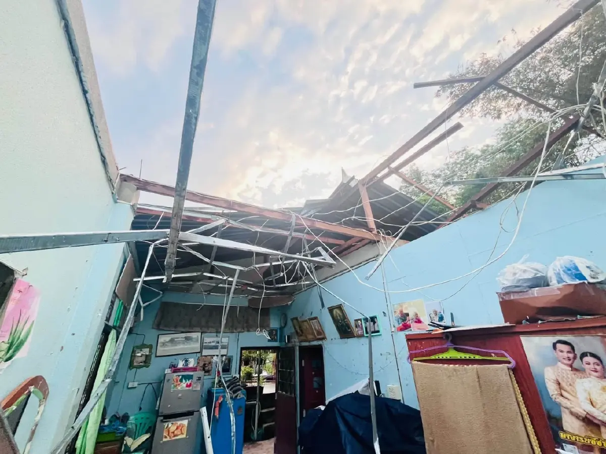 พายุฤดูร้อนถล่ม ฝนลมแรงบ้านเรือนพังหลายอำเภอ สั่งด่วนเร่งช่วย