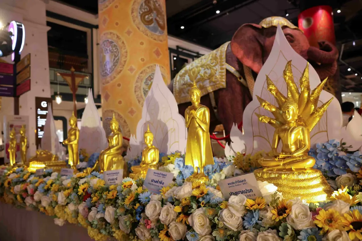 สักการะหลวงพ่อเงิน ฉลองปีใหม่ไทย ที่ เมืองสุขสยาม ไอคอนสยาม