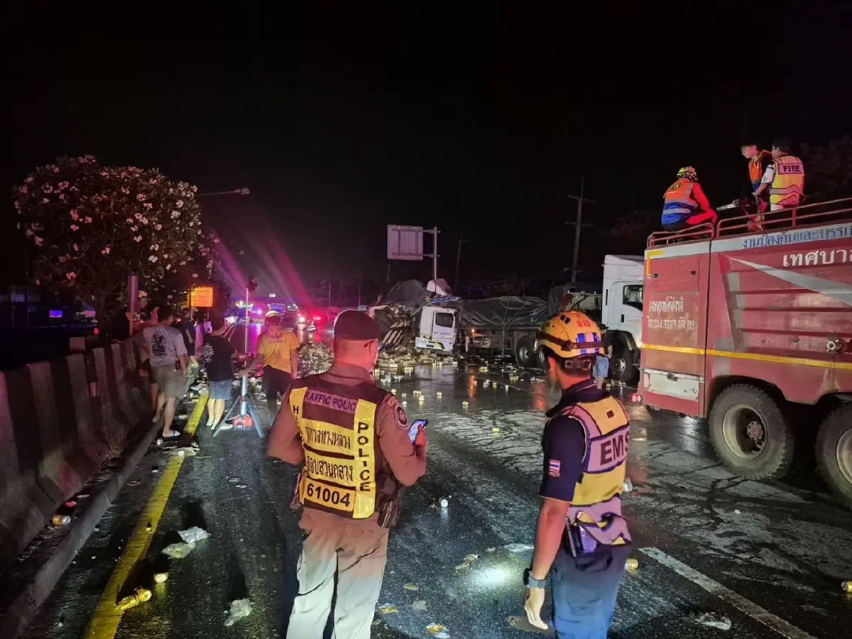 เทรลเลอร์ชนท้ายยับกลางดง ของหล่นเกลื่อนถนนมิตรภาพ รถติดหนึบ