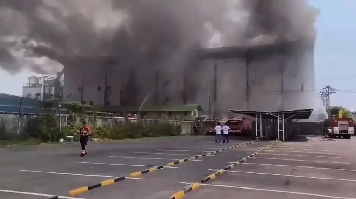 ไฟไหม้โรงงานแว่นตา บางบัวทอง เสียงดังปะทุเป็นระยะ วิ่งหนีตายวุ่น