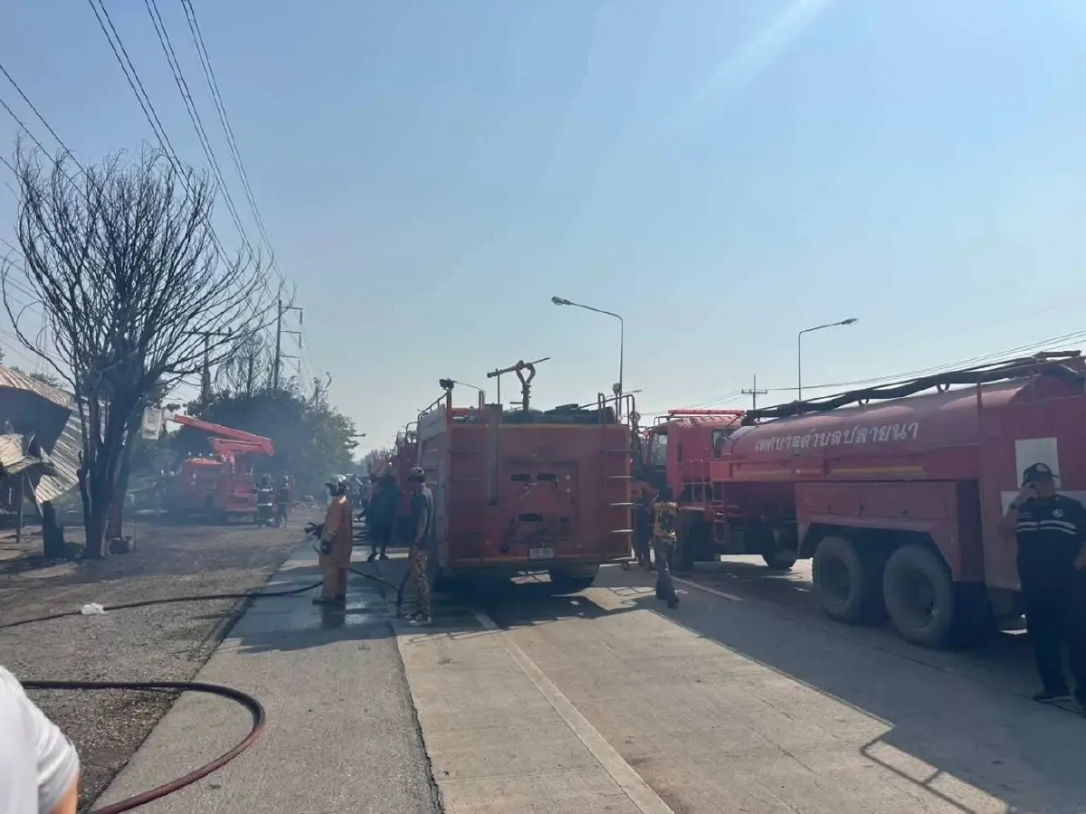 ไฟไหม้โกดังเฟอร์นิเจอร์ ศรีประจันต์ วอด 3 ล้าน ระดมรถน้ำสกัดเพลิง