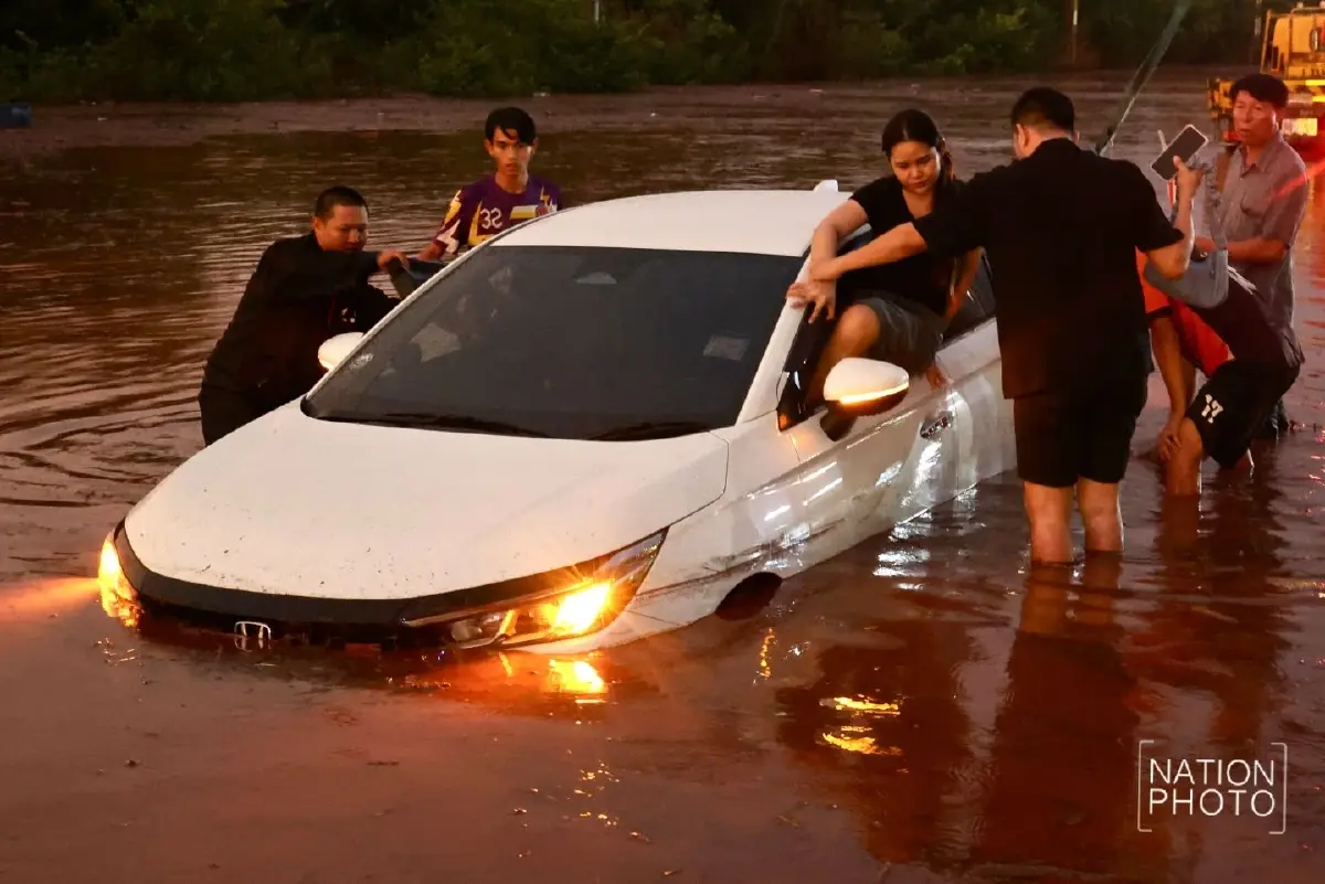 พายุถล่มไทรโยค น้ำป่าทะลักท่วมถนน 323 รถจมกลางกระแสน้ำ จราจรติดขัด