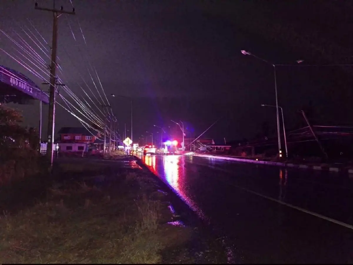 พายุฤดูร้อนถล่มสุรินทร์ เสาไฟฟ้าหัก 20 ต้น 3 กม. ไฟดับ ทั้งศีขรภูมิ