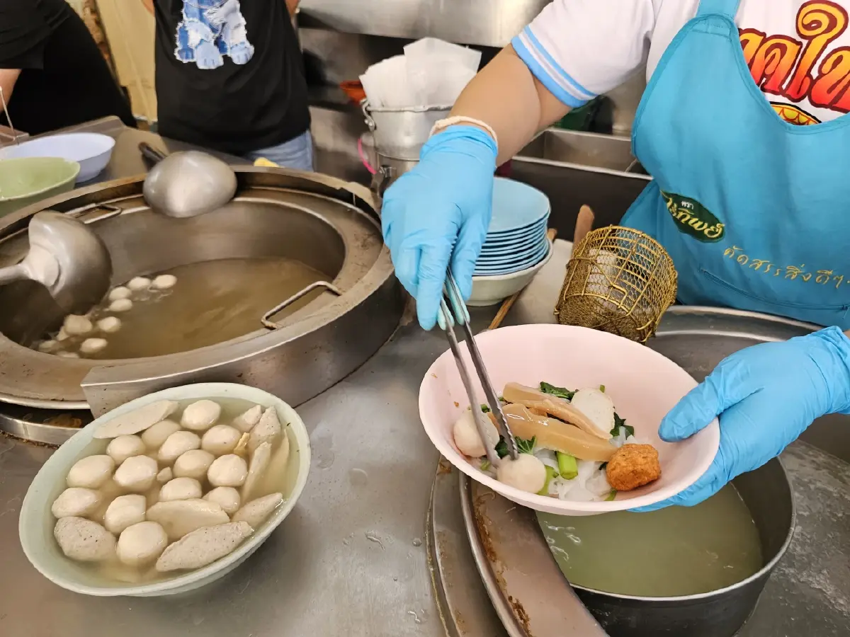 ‘5 ร้านก๋วยเตี๋ยวลูกชิ้นปลา’ อร่อยในดวงใจหมูหวานชวนชิม