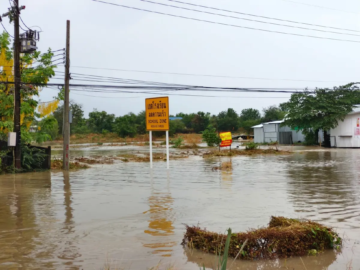 ด่วน! กาฬสินธุ์น้ำท่วมหนักมาก พายุฤดูร้อนถล่ม น้ำสูงเกือบมิดล้อ