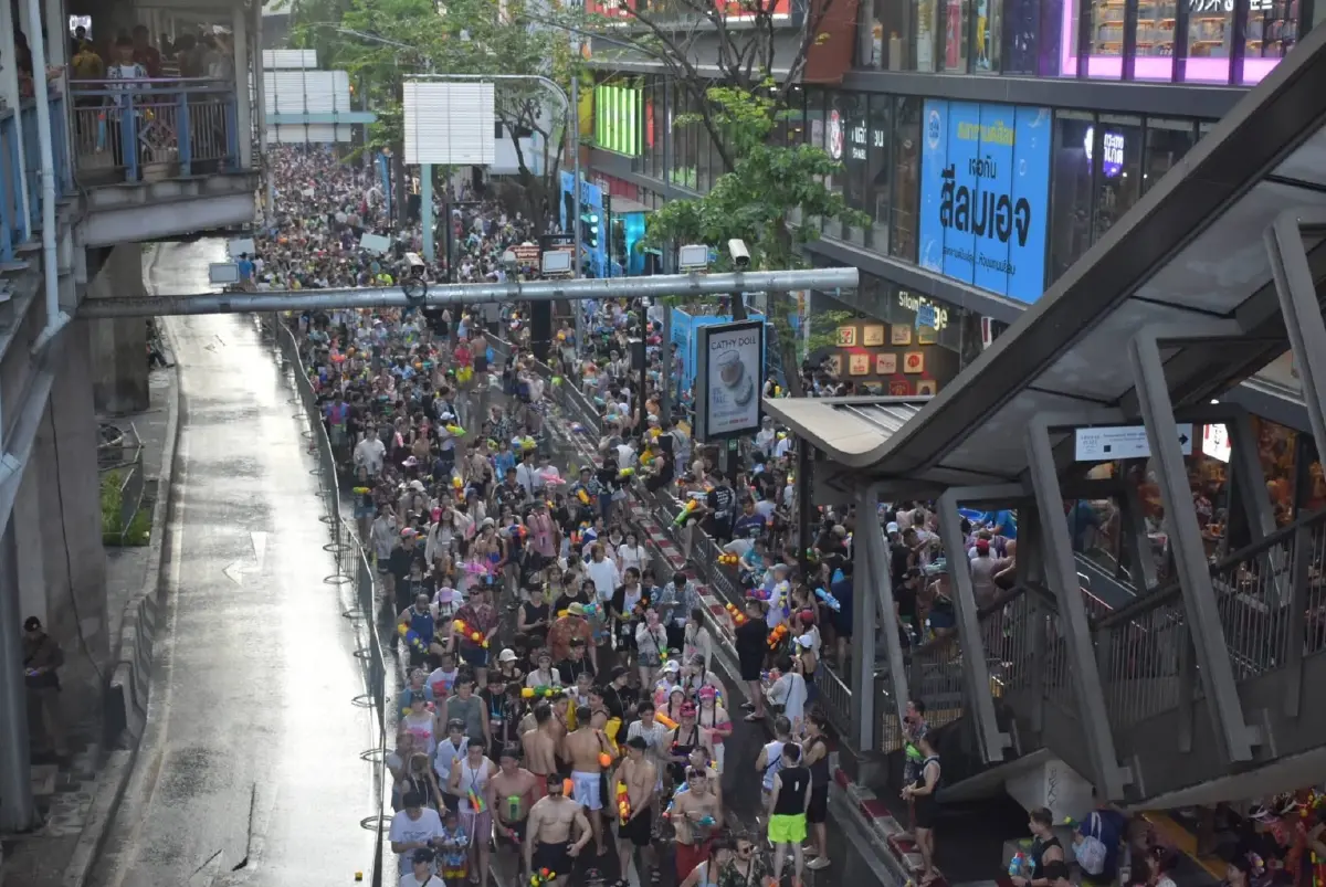 สงกรานต์ 69 สีลม คนเล่นน้ำหนาแน่น ทะลุ 1.6 แสน! ย้ำคืนนี้ปิดจบ 2 ทุ่ม