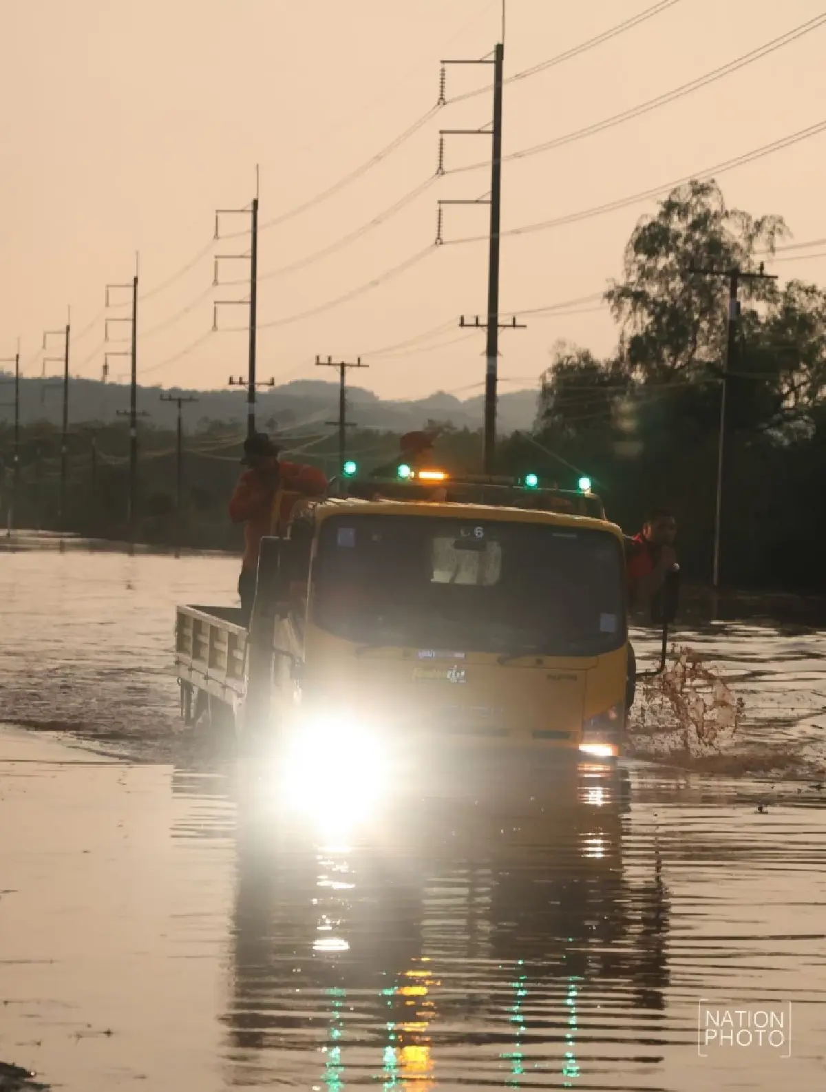 พายุถล่มไทรโยค น้ำป่าทะลักท่วมถนน 323 รถจมกลางกระแสน้ำ จราจรติดขัด