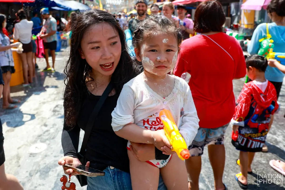 คึกคัก 'สงกรานต์ข้าวสาร' วันสุดท้าย นักท่องเที่ยวแห่เล่นน้ำแน่น