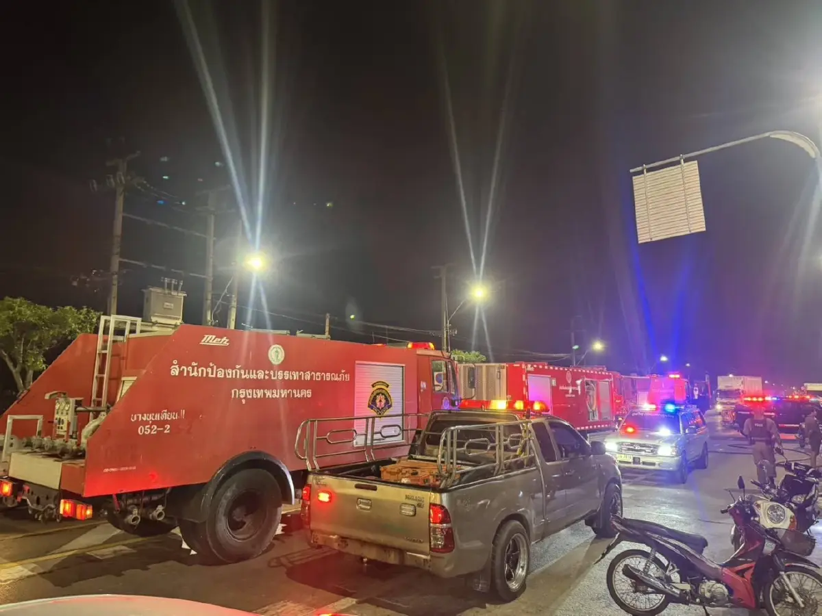 ระทึกกลางดึก ไฟไหม้ร้านอาหาร เผาวอดห้องครัว ควันพุ่งท่วมแสมดำ