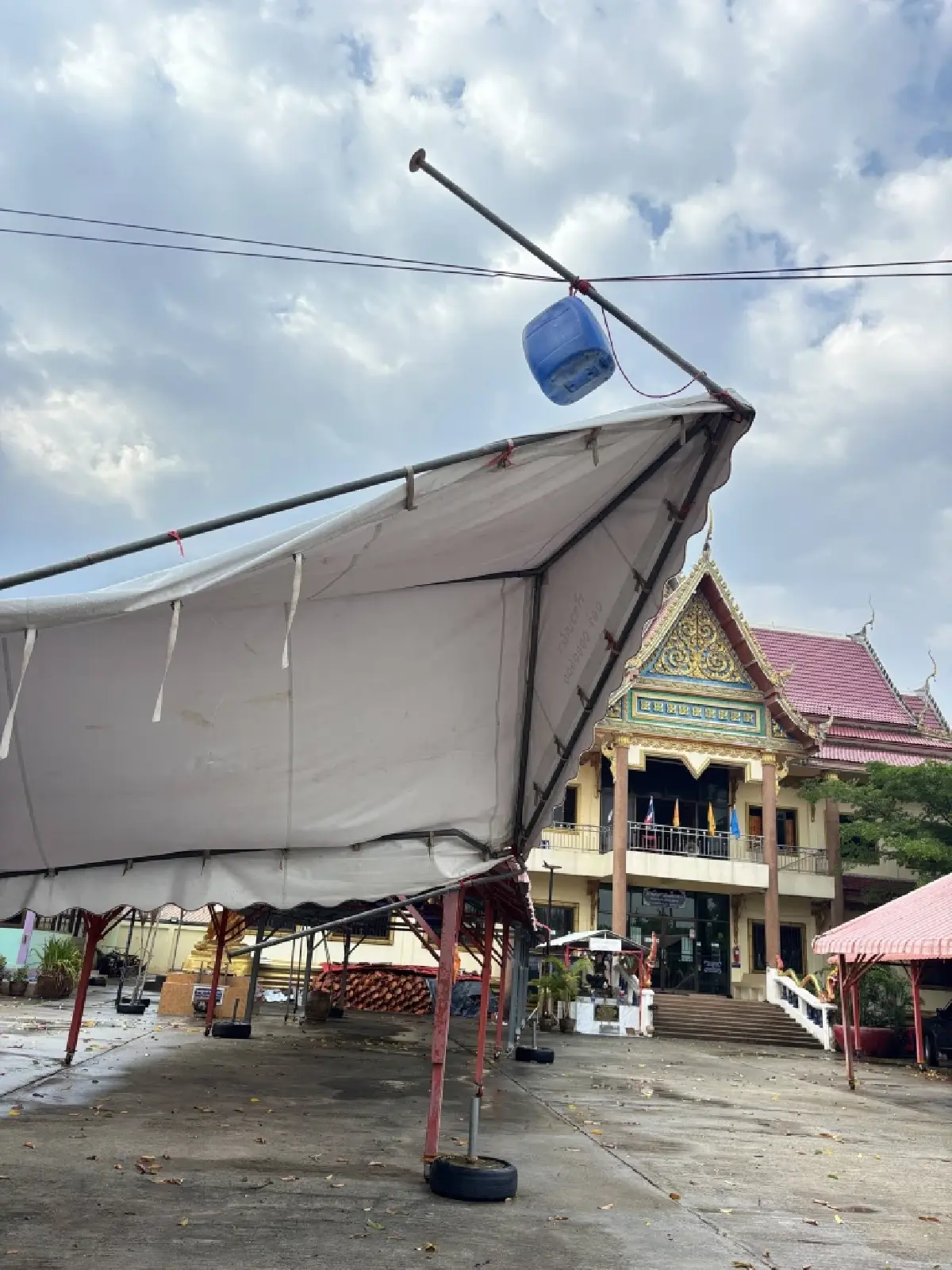 เริ่มแล้วพายุเข้าชัยภูมิ พายุฤดูร้อนถล่มบ้านค่าย สังกะสีปลิว