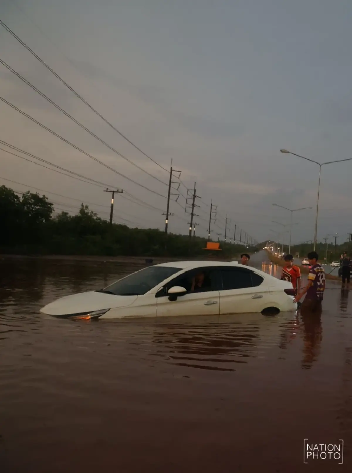 พายุถล่มไทรโยค น้ำป่าทะลักท่วมถนน 323 รถจมกลางกระแสน้ำ จราจรติดขัด